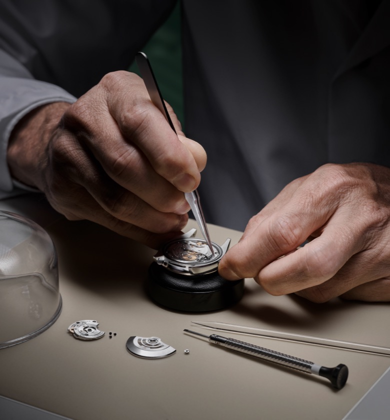Rolex horloge uurwerk wordt gedemonteerd met pincet