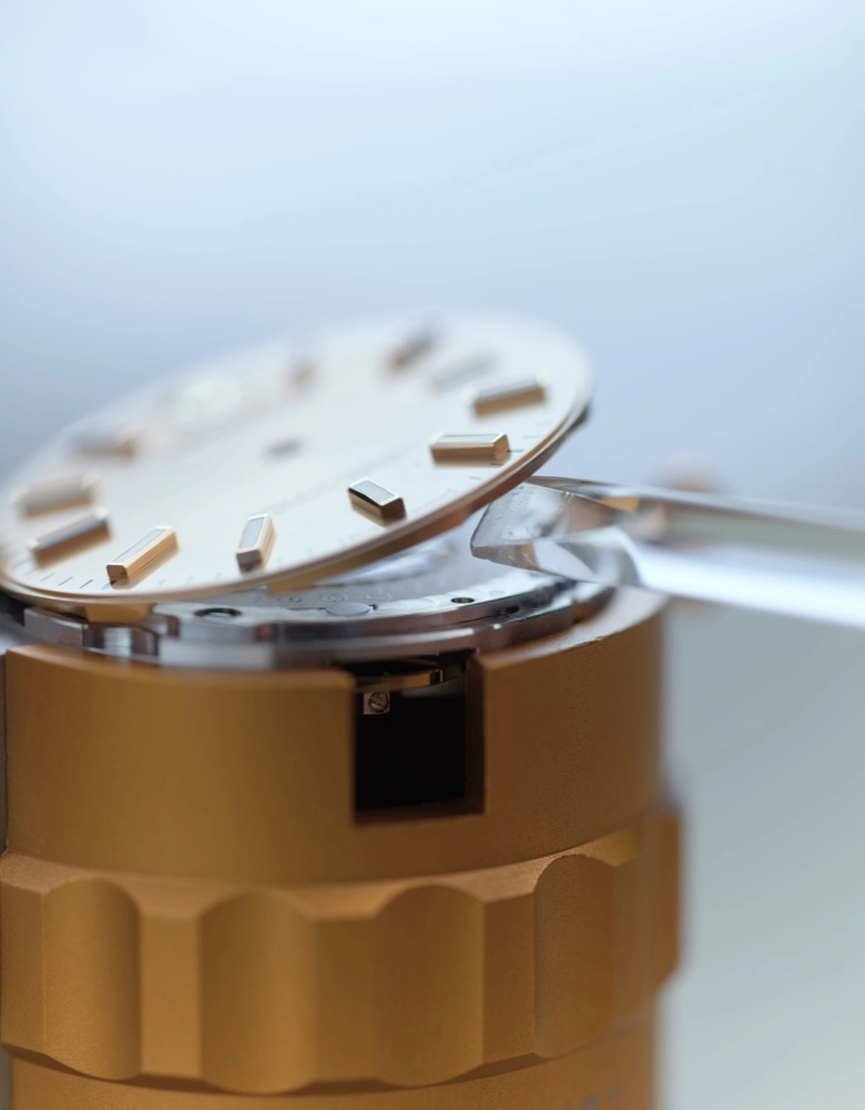 Rolex wijzerplaat wordt geplaatst met pincet